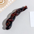 Dettaglio del fermaglio per capelli in resina leopardata con elegante design a treccia - PC / Guscio di Tartaruga Lucido