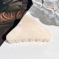 Detailaufnahme einer beigefarbenen Marmor-Haarklammer mit eleganten Wirbelmustern - 8.5cm / Lotusrosa