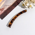 Detailansicht einer Haarspange mit Bernstein-Schildpattmuster und poliertem Harz - Dünner Bananen-Clip / 11.5CM