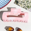 Dettaglio di un grande fermaglio per capelli marmorizzato su pelle con decoro margherita - Clip Quadrata Curva 10.5cm / Rosa (89237)