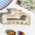 Dettaglio di un grande fermaglio per capelli effetto marmo crema e bianco con denti - Clip Quadrata Curva 10.5cm / Cachi (89112)