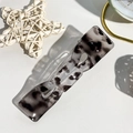 Dettaglio della texture in marmo bianco e nero sulla clip per capelli piatta ed elegante - Leopardato Grigio Lucido
