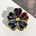 Detail der Blumen-Haarklammer mit violetten Harzblüten und vergoldeten Metallkanten - 7.5cm / 7.5cm Goldrand Herz Blume - Schwarz Rot