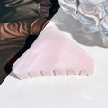 Detailansicht der Haarspange in rosa Marmoroptik auf weißer Lederoberfläche - 8.5cm / Hellrosa