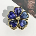 Detail einer lila Blumen-Haarklammer mit vergoldeten Kanten und Vintage-Harztextur - 7.5cm / 7.5cm Goldrand Herz Blume - Blau Violett
