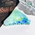 Detailansicht der großen dreieckigen Haarklammer mit blauem Marmormuster und glatter Optik - 8.5cm / Cyan