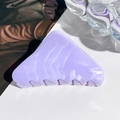 Makro-Detail der lila marmorierten Dreieck-Haarklammer mit Lavendel-Wasserwellen-Muster - 8.5cm / Helllila