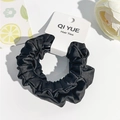 Vue détaillée d'un chouchou en satin noir plissé avec carte d'affichage de marque - Style C / Noir