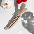Detailansicht der khakifarbenen Haarklammer mit rutschfesten Zähnen und Geometriemuster - 14cm Gitter Haarclip - Milchkaffee