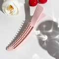 Rosafarbene Salon-Abteilklammer mit gezahntem Profil und hohlem Griffdesign auf weißem Grund - 14cm Gitter Haarclip - Koreanisches Rosa