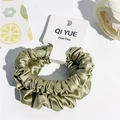 Vue détaillée du chouchou en satin vert olive avec étiquette et décor floral élégant - Style C / Vert fruit