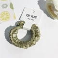 Vue détaillée du chouchou en satin vert olive avec texture à volants sur la carte - Style B / Vert fruit