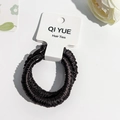 Détail d'un chouchou en satin noir plissé avec étiquette sur fond blanc épuré - Style A / Marron Foncé