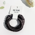 Vue détaillée de chouchous en satin noir avec texture plissée sur carte blanche - Style B / Marron Foncé