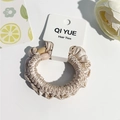 Détail du chouchou en satin champagne avec perles et emballage de marque - Style B / Rose Clair