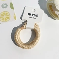 Gros plan du chouchou en satin doré champagne avec texture plissée et emballage - Style A / Poche zippée