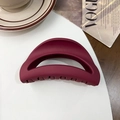 Dettaglio della molletta per capelli semicircolare bordeaux opaco su superficie in pelle - Rosso Vino Opaco
