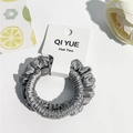 Vue détaillée du chouchou en satin gris avec texture plissée sur son emballage - Style B / Gris fumé