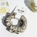 Détail du chouchou en satin plissé champagne sur une carte de présentation blanche - Style C / Khaki