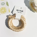 Détail du chouchou en satin champagne avec texture en soie plissée et bords ondulés - Style B / Poche zippée