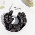 Détail d'un chouchou en satin noir plissé avec étiquette de marque et texture soyeuse - Style C / Marron Foncé