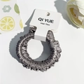 Détail du chouchou en satin gris foncé sur carte avec décoration de rose élégante - Style B / Gris Argent