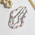 Dettaglio della clip per capelli bianco crema con motivi a ciliegia e fiocco rosso a onde - Clip BB Nuvola - Ciliegia