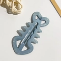 Dettaglio di un fermaglio per capelli blu glitterato a forma di onda con molla argento - Stile Traforato a Lisca di Pesce / 7cm / Blu Chiaro Glitterato