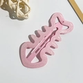 Dettaglio di un fermaglio per capelli rosa glitterato con design a onda traslucido - Stile Traforato a Lisca di Pesce / 7cm / Rosa Glitterato