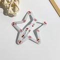 Dettaglio di un fermaglio a stella bianca con motivi di ciliegie rosse e fiocchi - Clip BB a Maglia Stella / 5cm / Stampa Ciliegie Rosse