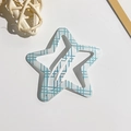Dettaglio del fermaglio per capelli a stella con motivo a quadretti blu e bianchi - Clip BB a Maglia Stella / 5cm / Strisce blu e bianche