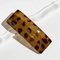 Gros plan sur une grande pince à cheveux à motif tortue avec fini acétate élégant - Large Rectangle Écaille Brillante (8.5cm)