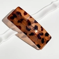 Détail de la pince à cheveux en acrylique à motif léopard avec une finition polie ambrée - Large Rectangle Carapace Brillante (8.5cm)