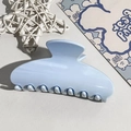 Détail de la pince à cheveux bleu clair polie avec finition lisse sur fond texturé blanc - Tête Carrée 10.5CM / Bleu Ciel