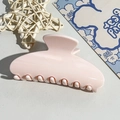 Détail d'une grande pince à cheveux demi-cercle rose pâle avec une finition brillante - Tête Carrée 10.5CM / Rose Clair