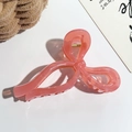 Détail macro d'une pince à cheveux en résine corail translucide et ressort doré - Pince Nœud Papillon Gelée(89968) / PS / 11cm / Rose rose