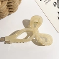 Vue détaillée d'une pince à cheveux en forme de nœud crème avec ressort doré - Pince Nœud Papillon Gelée(89966) / PS / 11cm / Orange clair