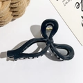 Vue détaillée d'une pince à cheveux noire en forme de nœud avec un ressort doré robuste - Pince Nœud Papillon Gelée(89961) / PS / 11cm / Bleu marine