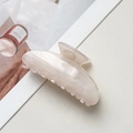 Détail de la pince à cheveux marbrée crème avec bordure de perles sur un fond de magazine - Style Demi-cercle (89966) / 10.5cm / Beige
