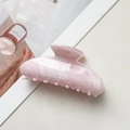 Gros plan sur la pince à cheveux motif marbre rose avec texture élégante en acétate - Style Demi-cercle (89967) / 10.5cm / Rose Clair