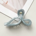 Vue détaillée d'une pince à cheveux nœud marbré bleu clair sur une revue de mode - Style Nœud Papillon (89962) / 11cm / Gris fumé