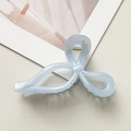 Détail d'une pince à cheveux nœud bleu clair marbré avec ressort doré sur fond en cuir - Style Nœud Papillon (89963) / 11cm / Bleu clair