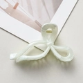 Détail d'une pince à cheveux à texture marbre blanc avec ressort doré sur cuir blanc - Style Nœud Papillon (89965) / 11cm / Vert clair