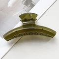 Détail d'une pince à cheveux vert olive translucide avec ressort sur cuir blanc - Pince à Cheveux Droite Gelée(90060) / PS / 11.5CM / Vert Militaire