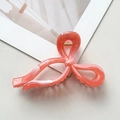 Détail de la pince à cheveux noeud marbré rose en acétate avec ressort doré - Style Nœud Papillon (89968) / 11cm / Rouge pastèque