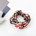 Detail eines großen Satin-Haargummis mit US-Flaggen-Muster in Vintage-Stars-and-Stripes-Optik - Rustikale Flagge