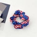 Detailansicht des Satin-Haargummis mit US-Flaggenmuster und seidiger Textur für Frisuren - Blaue Flagge