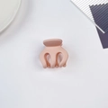 Gros plan sur une mini pince à cheveux rose mat avec design à trois dents sur fond blanc - 5cm Pince Citrouille-Rose Clair Mat