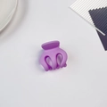 Gros plan d'une mini pince à cheveux violette mate pour queue de cheval sur fond blanc - 5cm Pince Citrouille-Violet Mat