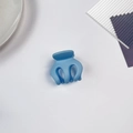Détail d'une petite pince à cheveux bleu clair mat sur un fond décoratif propre - 5cm Pince Citrouille-Bleu Brume Mat